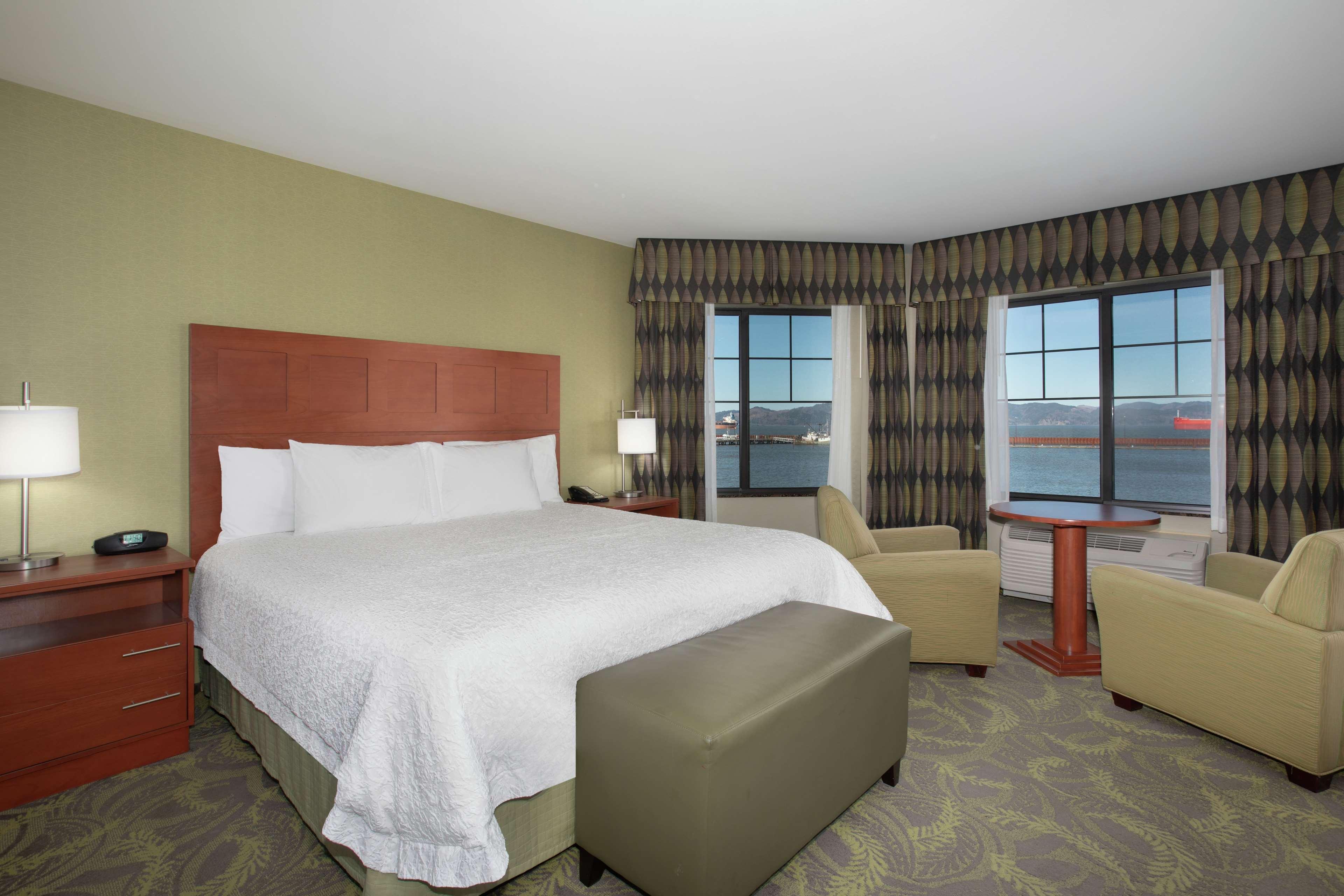 Hampton Inn & Suites Астория Экстерьер фото