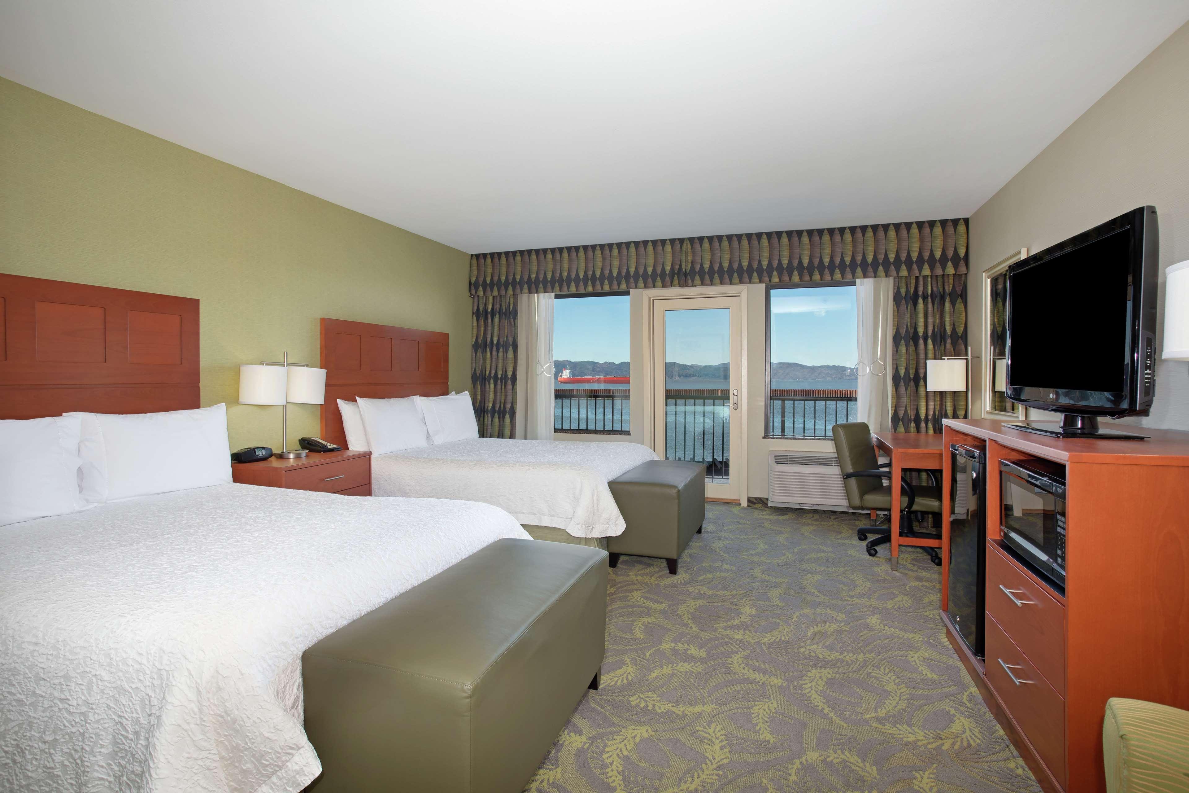 Hampton Inn & Suites Астория Экстерьер фото