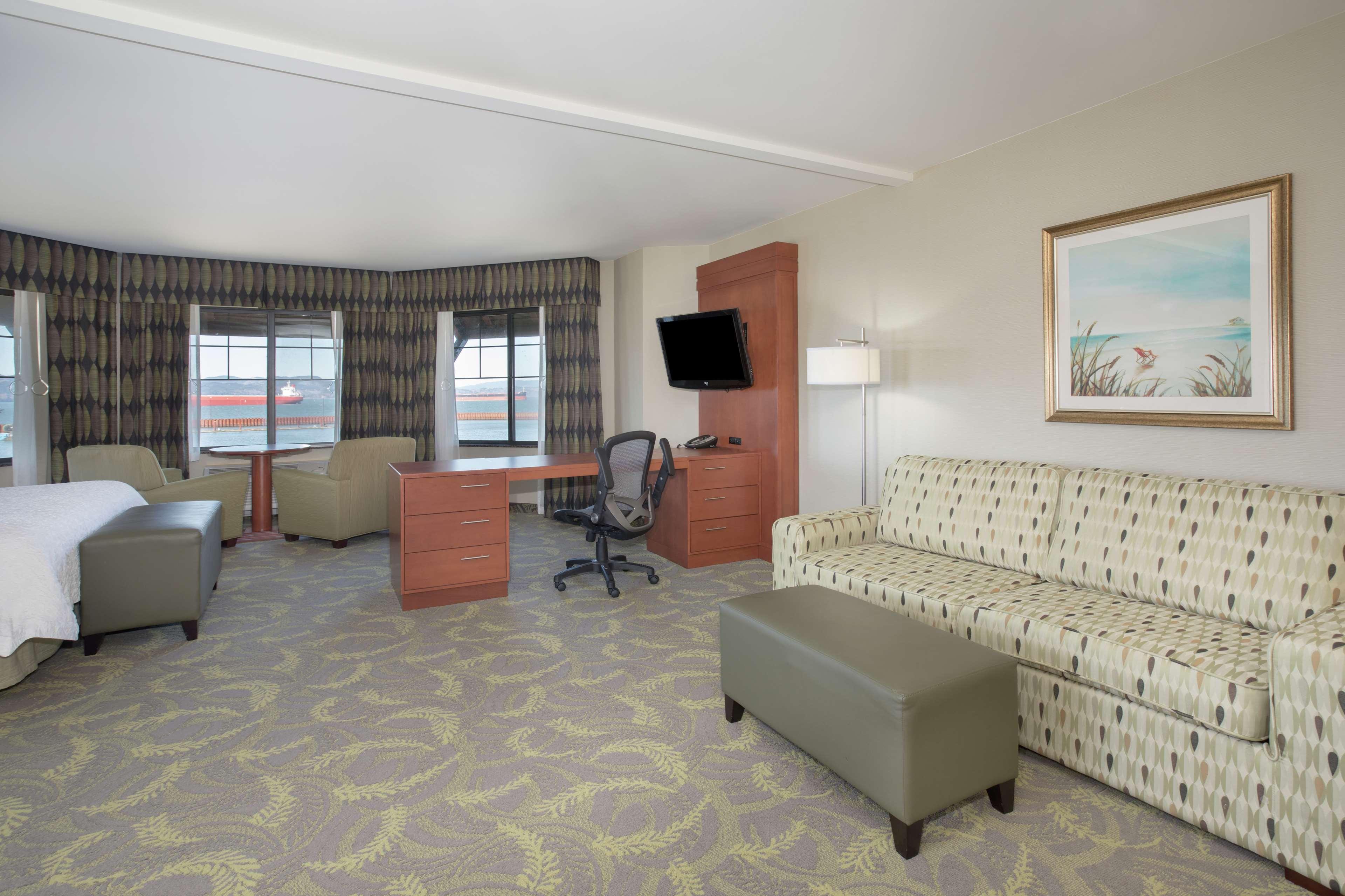 Hampton Inn & Suites Астория Экстерьер фото