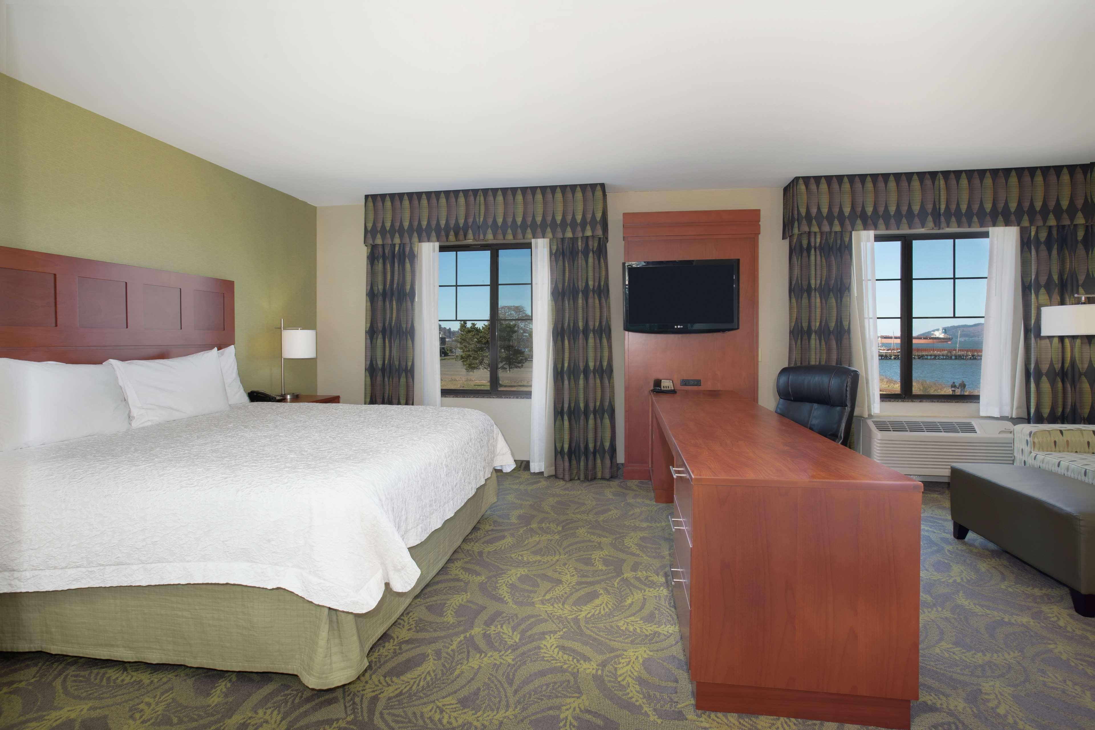 Hampton Inn & Suites Астория Экстерьер фото