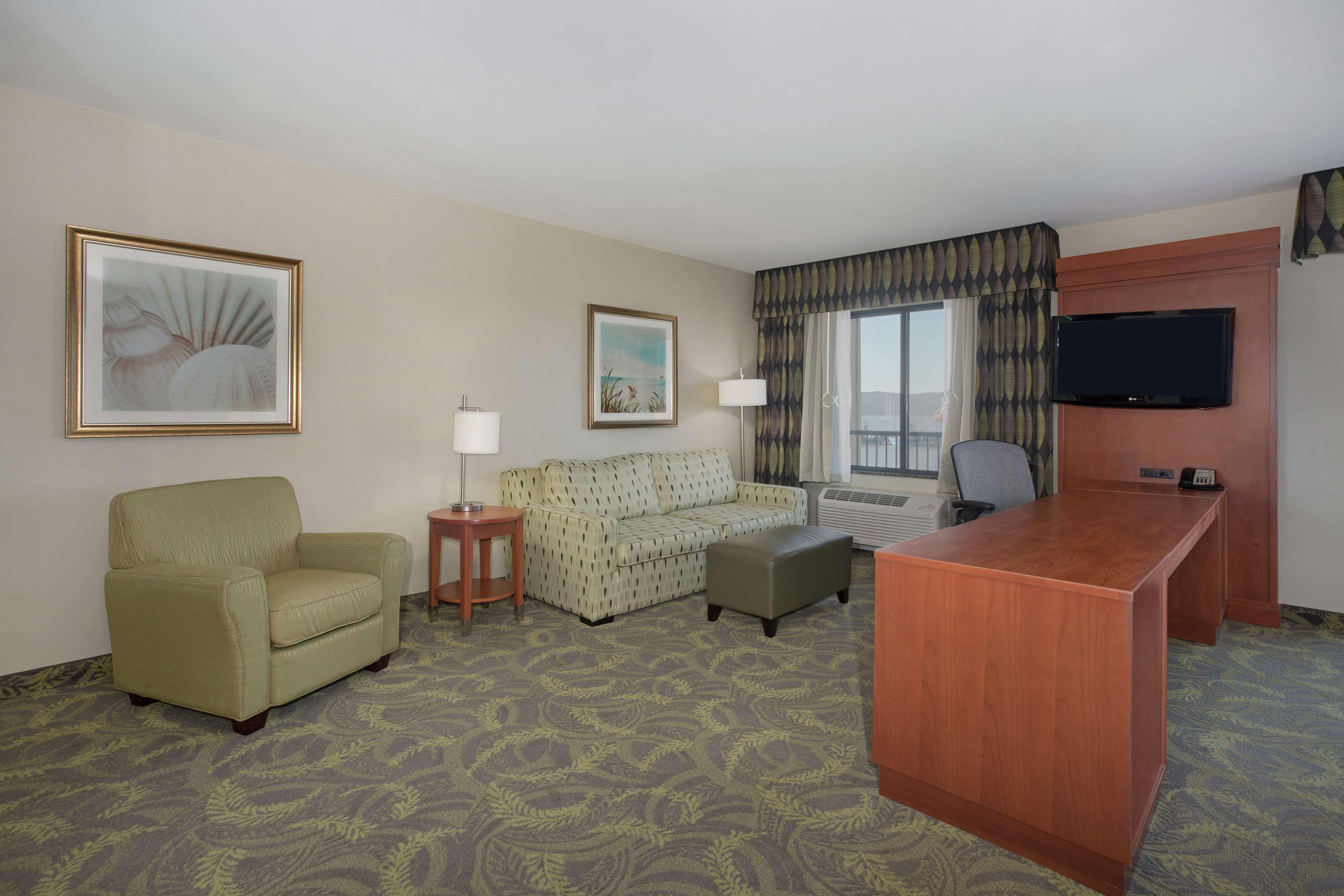 Hampton Inn & Suites Астория Экстерьер фото